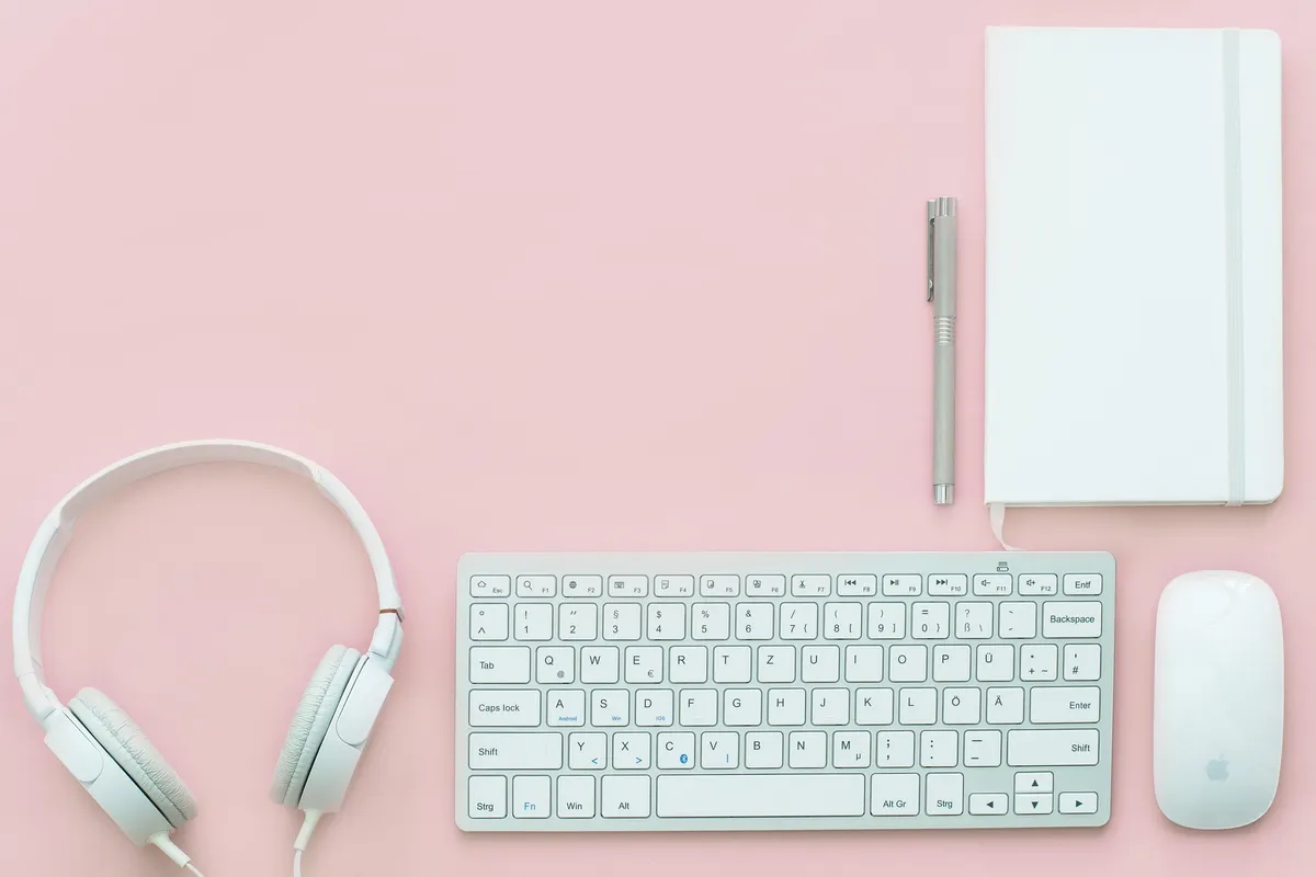 Aufgeräumter Arbeitsplatz mit Tastatur und Notizbuch